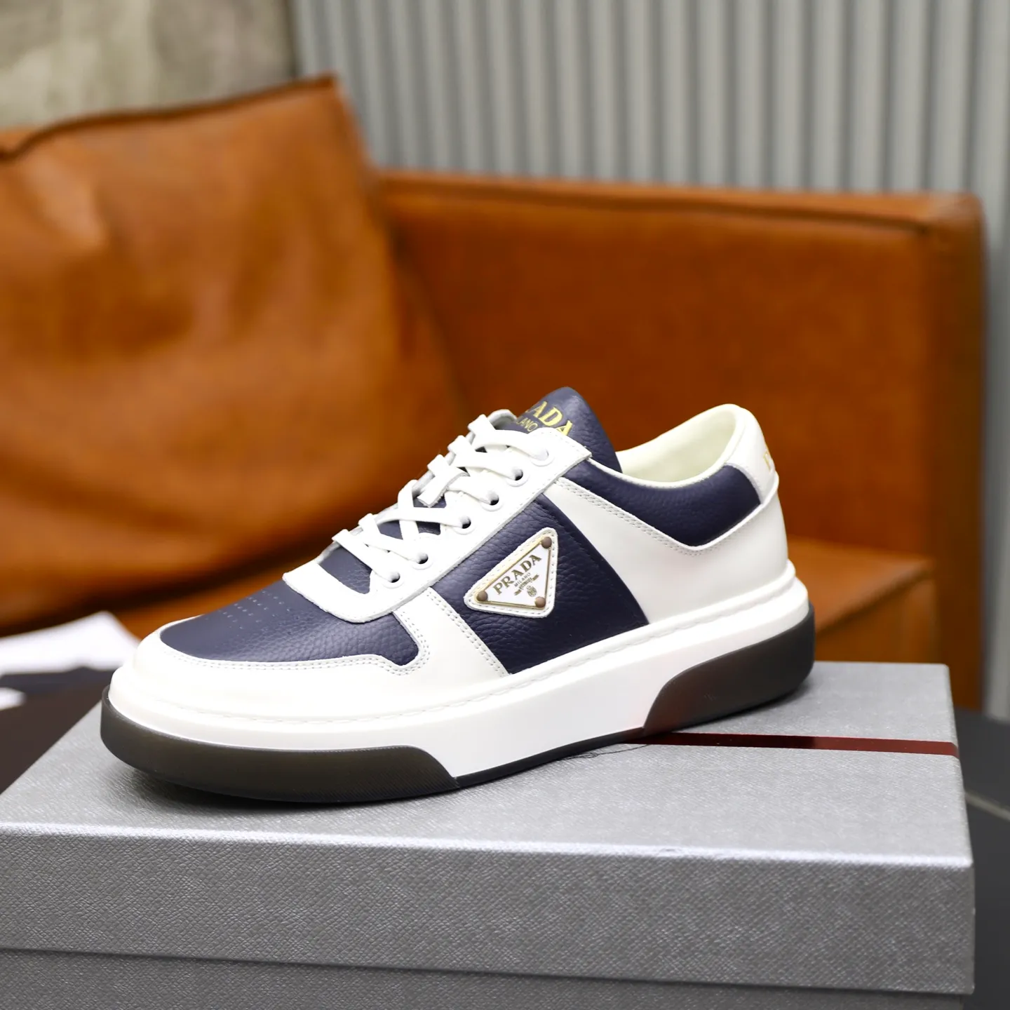 Factory price: 720💰Top original order Brand: PRADA (Prada) Standard code: Men's size 38/44 (45 can be customized) Grade: Same as the official website Material: Original cowhide stitching imported cowhide lining Original combination two-color wear-resistant soft outsole Style category: Leisure and sports version Young fashion European and American trend British style Color: Actual picture color